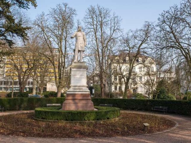 Wohnung zum Kaufen in Wiesbaden 279.000,00 EUR 81 m²
