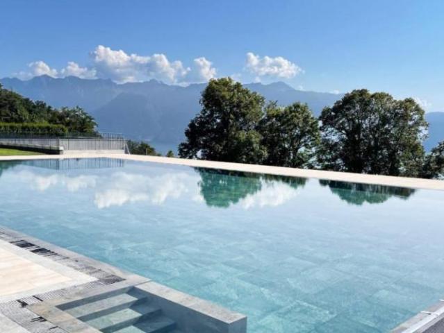 Spacious 4.5 room apartment offering a breathtaking view!