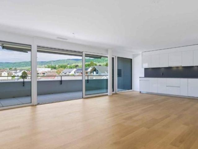 Neu gebaute 4.5 Zimmer Wohnung mit zwei Balkonen
