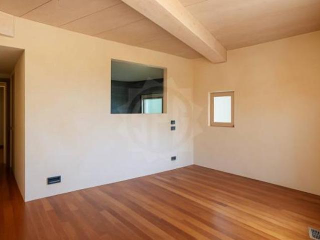 Wohnung mit Fenstern auf beiden Seiten Aubonne
