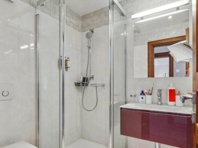 Nur wenige Schritte vom See entfernt! Luxuriöse Wohnung mit Aussicht
