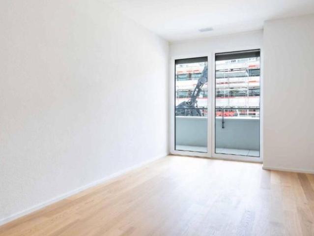 Luxuriöse 4.5 Zimmer Durchquerung mit gedecktem Balkon von 76m2