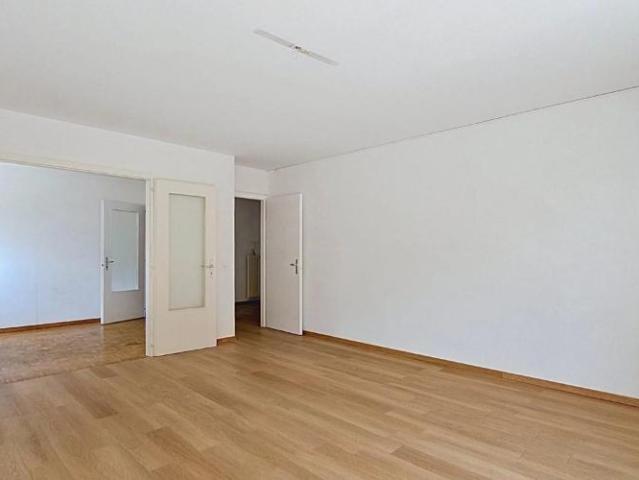 4 Zimmer Wohnung zum Renovieren in der Nähe des Sees