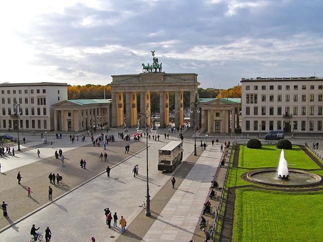 Wohnungen am Pariser Platz in Berlin. Blick Brandenburger Tor
