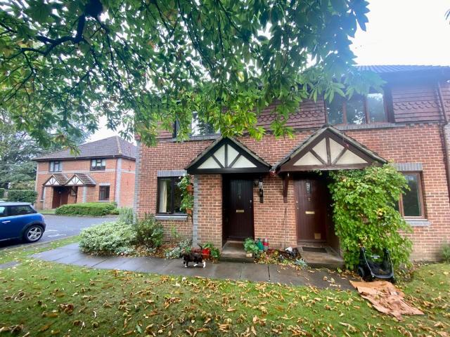 Woking 1 bed end of terrace house to rent £1,195 pcm £276 pw