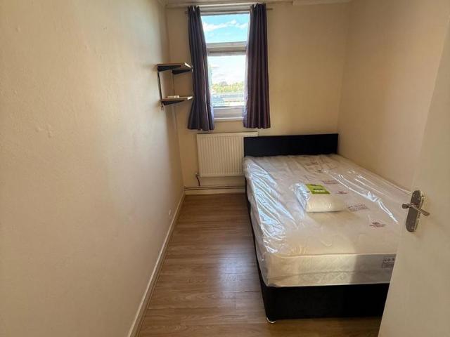 Woking Close, London SW15 1 bed in a house share to rent £850 pcm £196 pw