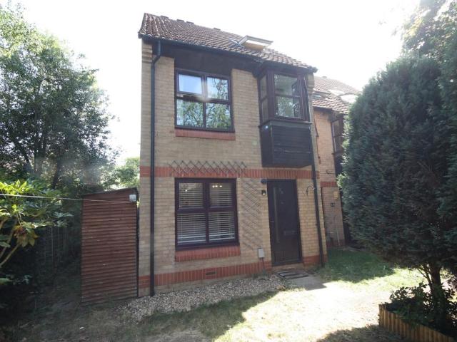 Woking GU21 1 bed flat to rent £1,150 pcm £265 pw