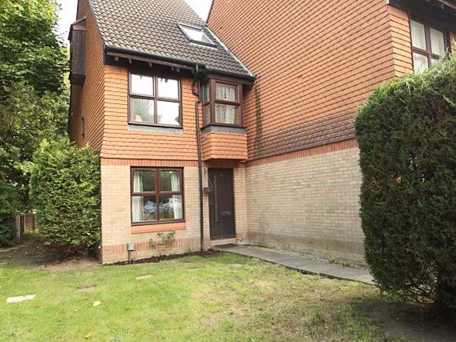 Woking GU21 1 bed maisonette to rent £1,025 pcm £237 pw