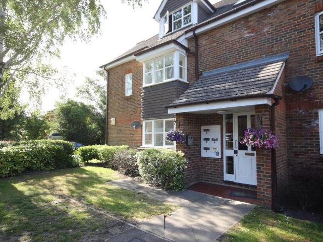 Woking GU21 2 bed flat to rent £1,450 pcm £335 pw