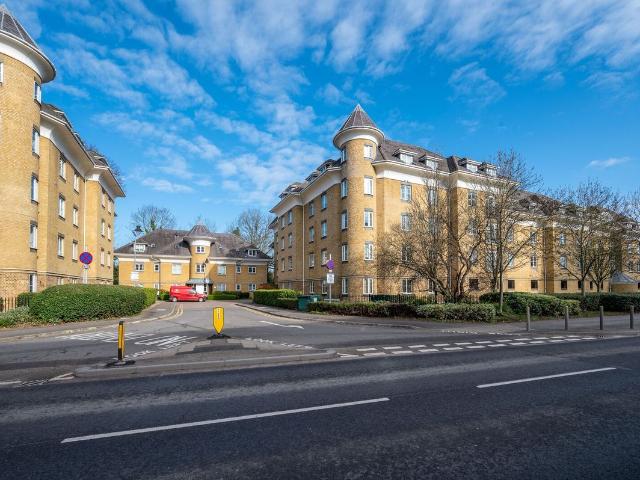 Woking GU21, 2 bed flat to rent, £1,950 pcm | PrimeLocation