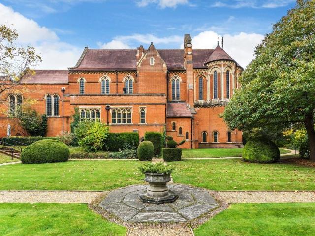 Woking GU22 5 bed townhouse to rent £4,000 pcm £923 pw