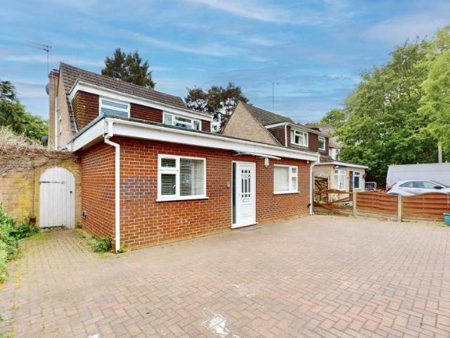 Woking GU22 5 bed detached house to rent £3,700 pcm £854 pw