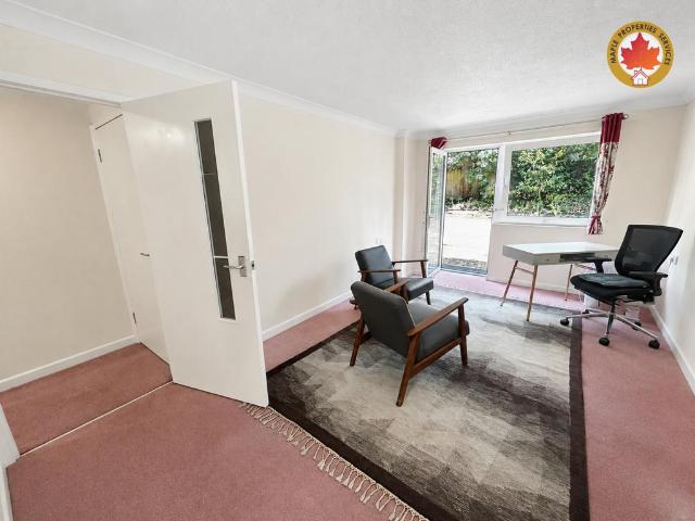 Woking GU22 1 bed flat to rent £1,100 pcm £254 pw