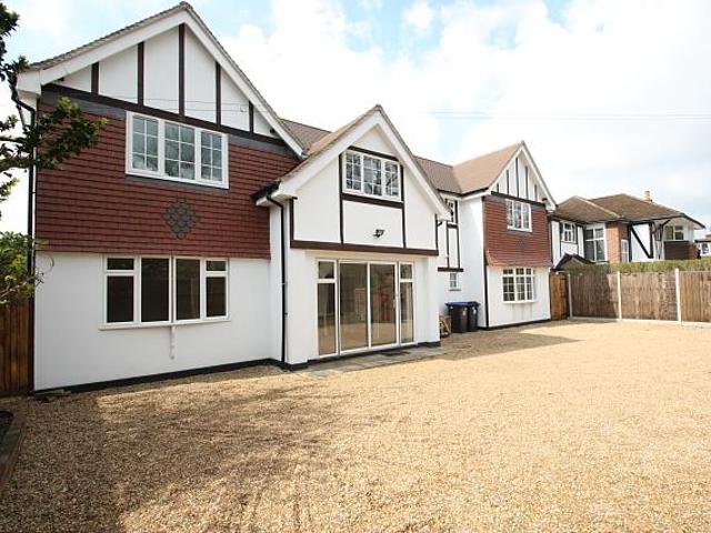 Woking GU22 2 bed flat to rent £1,600 pcm £369 pw