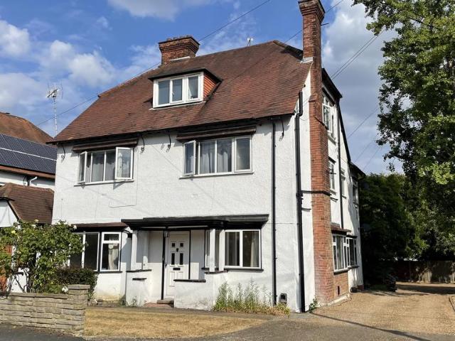 Woking GU22 2 bed flat to rent £1,800 pcm £415 pw