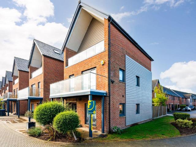 Woking, GU22, Westfield, Woking, GU22 4 bed detached house to rent £3,000 pcm £692 pw
