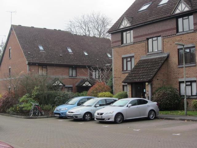 Woking GU22 Studio to rent £950 pcm £219 pw