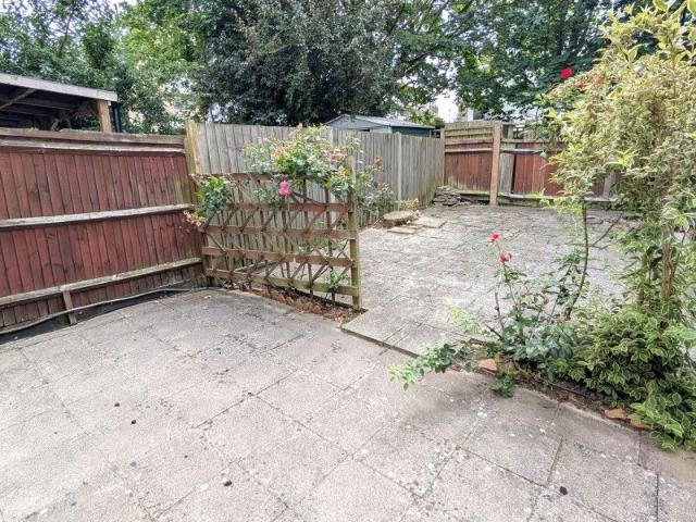 Woking, Surrey GU21, 3 bed flat to rent, £1,800 pcm | PrimeLocation