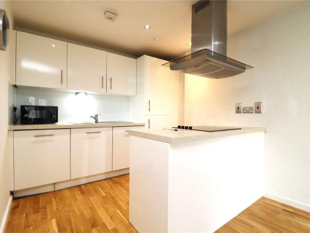 Woking, Surrey GU21, 1 bed flat to rent, £1,300 pcm | PrimeLocation