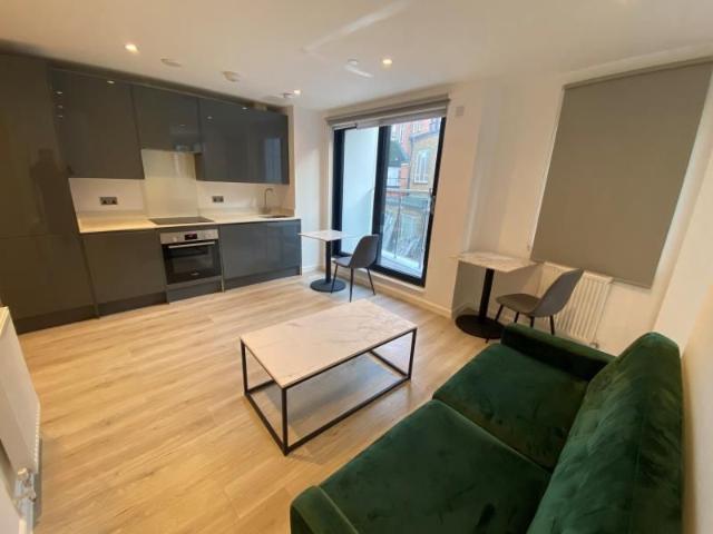 Woking, Surrey GU21, 1 bed flat to rent, £1,300 pcm | PrimeLocation