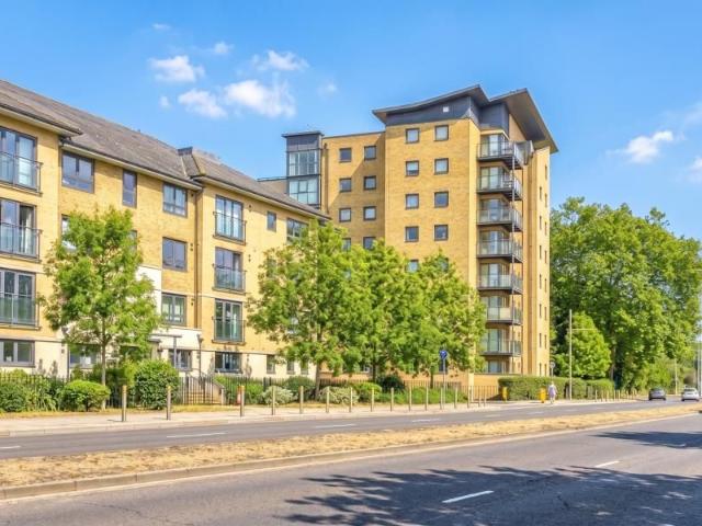 Woking, Surrey GU21, 1 bed flat to rent, £1,350 pcm | PrimeLocation