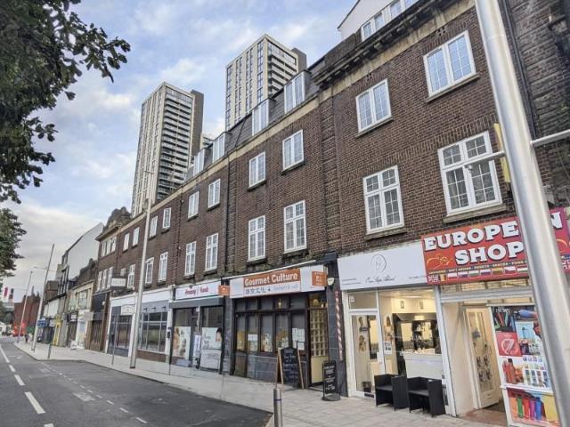 Woking, Surrey GU21, 2 bed flat to rent, £1,400 pcm | PrimeLocation