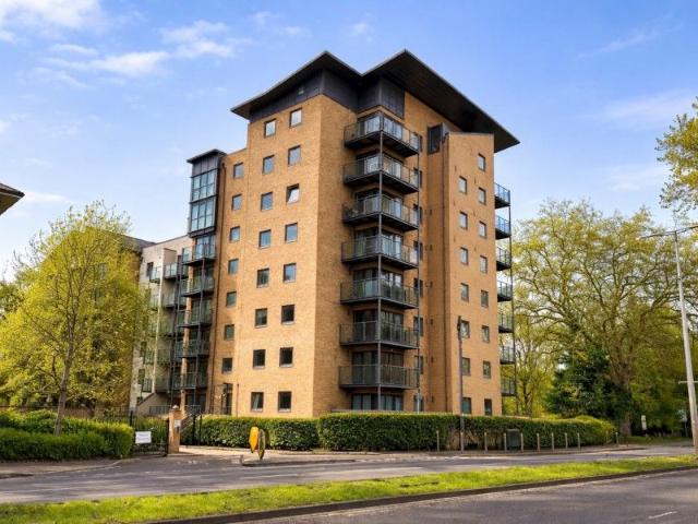Woking, Surrey GU21, 2 bed flat to rent, £1,650 pcm | PrimeLocation