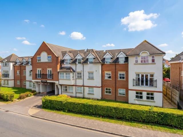 Woking, Surrey GU21, 2 bed flat to rent, £1,700 pcm | PrimeLocation