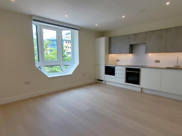 Woking, Surrey GU21, 2 bed flat to rent, £1,850 pcm | PrimeLocation