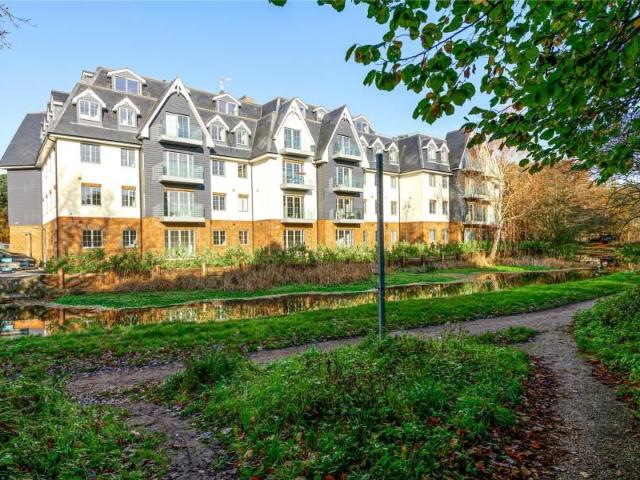 Woking, Surrey GU21, 2 bed flat to rent, £1,950 pcm | PrimeLocation