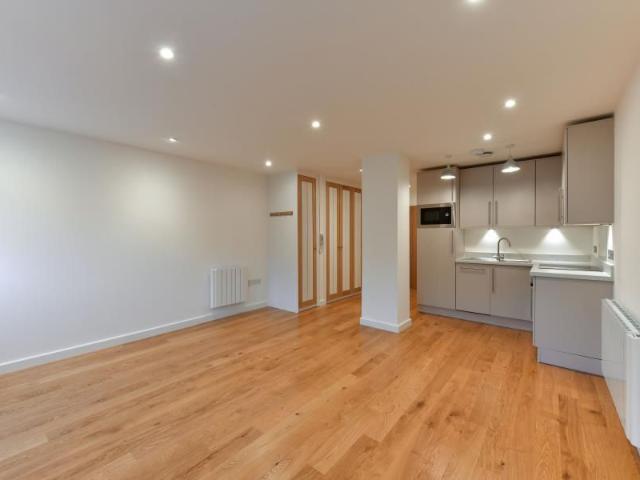 Woking, Surrey GU21, Studio to rent, £950 pcm | PrimeLocation