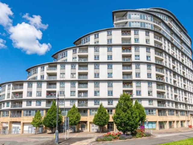 Woking, Surrey GU22, 1 bed flat to rent, £1,100 pcm | PrimeLocation