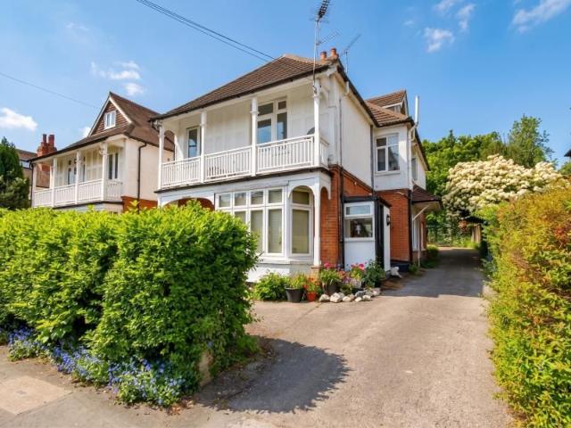 Woking, Surrey GU22, 1 bed flat to rent, £1,300 pcm | PrimeLocation
