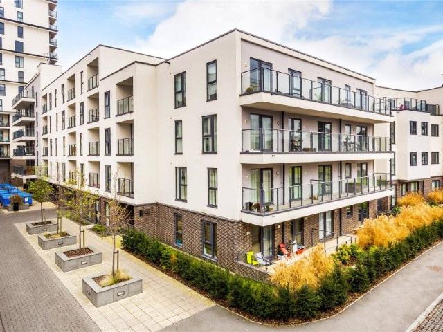Woking, Surrey GU22, 1 bed flat to rent, £1,350 pcm | PrimeLocation