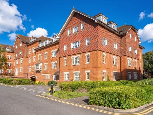 Woking, Surrey GU22, 1 bed flat to rent, £1,400 pcm | PrimeLocation