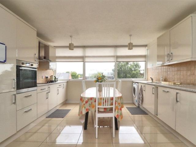 Woking, Surrey GU22, 2 bed flat to rent, £1,400 pcm | PrimeLocation
