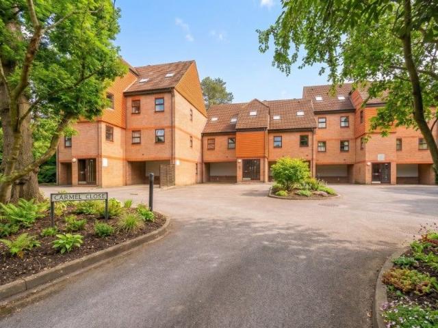 Woking, Surrey GU22, 2 bed flat to rent, £1,475 pcm | PrimeLocation