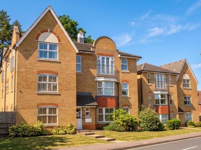 Woking, Surrey GU22, 2 bed flat to rent, £1,650 pcm | PrimeLocation