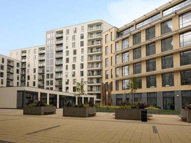 Woking, Surrey GU22, 2 bed flat to rent, £1,700 pcm | PrimeLocation