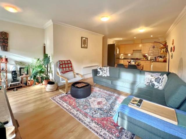Woking, Surrey GU22, 2 bed flat to rent, £1,850 pcm | PrimeLocation