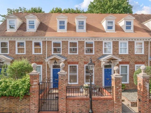 Woking, Surrey GU22, 4 bed town house to rent, £3,000 pcm | PrimeLocation
