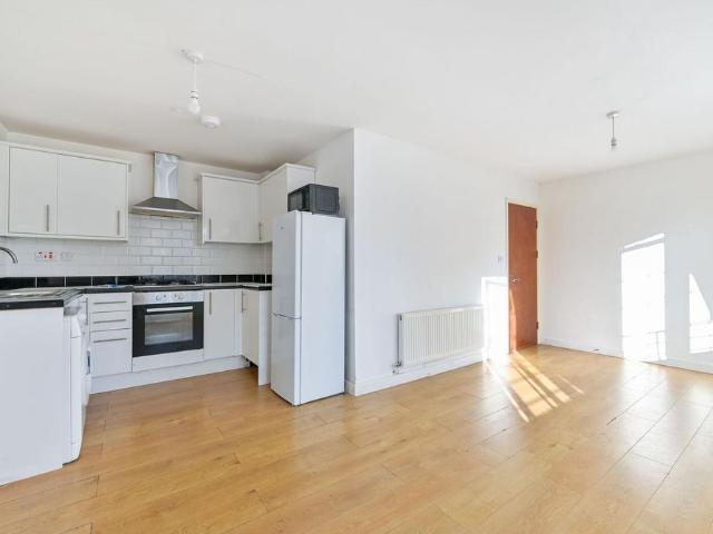 Woking, Surrey, Woking, GU21 2 bed flat to rent £1,400 pcm £323 pw
