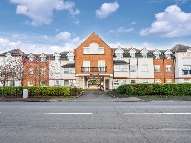 Woking, Surrey, Woking GU21, 2 bed flat to rent, £1,800 pcm | PrimeLocation