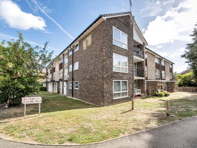 Wokingham Road, Bracknell, Berkshire. 2 bed flat to rent £1,450 pcm £335 pw