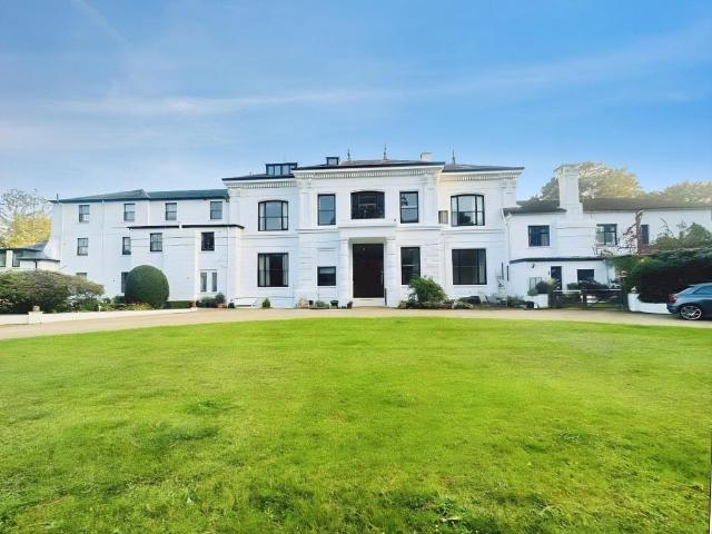 Wokingham Road, Crowthorne. 3 bed flat to rent £2,400 pcm £554 pw