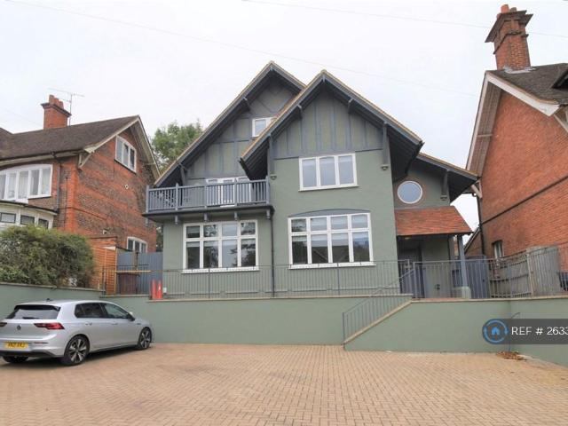 Wokingham Road, Reading, RG6 9 bed semi detached house to rent £7,200 pcm £1,662 pw