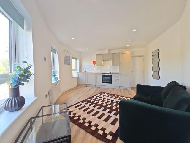 Wokingham Road, Reading RG6, 1 bed flat to rent, £1,250 pcm | PrimeLocation