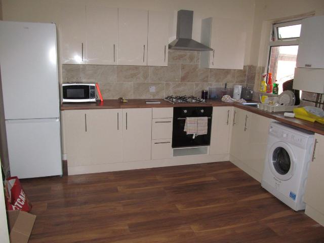 Wokingham Road, Reading RG6, 3 bed flat to rent, £1,600 pcm | PrimeLocation