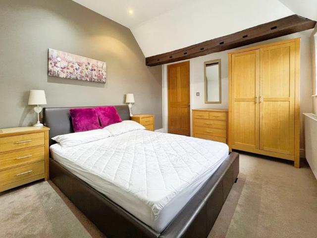 Wokingham RG40 1 bed apartment to rent £1,250 pcm £288 pw