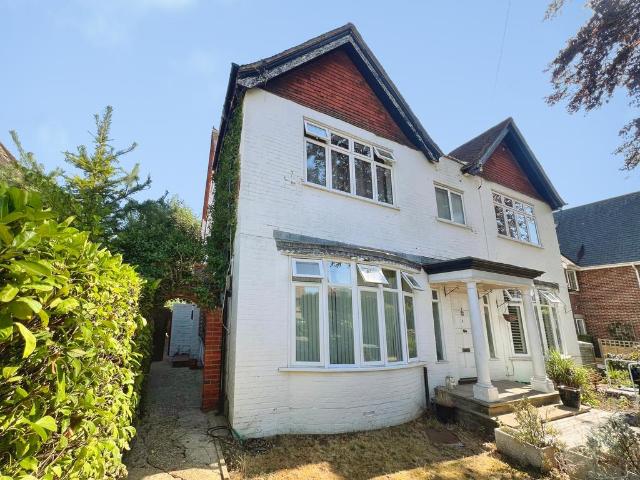 Wokingham RG40 1 bed flat to rent £1,100 pcm £254 pw